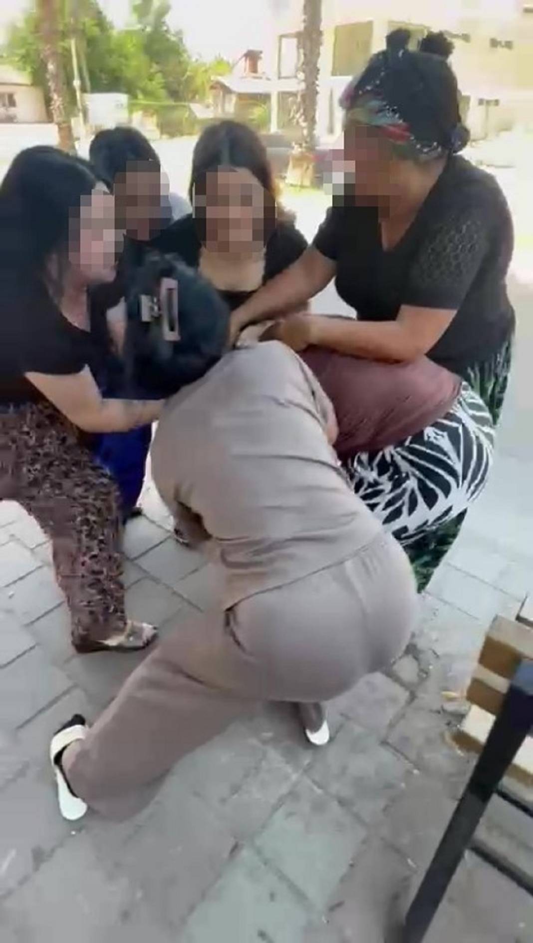 Sokak ortasında bebeğiyle 6 kadın tarafından dövüldü! 8